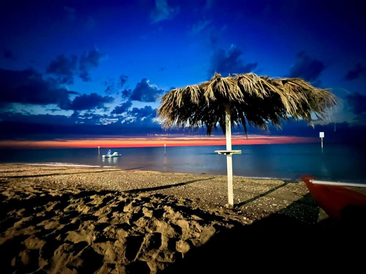 Bella Alba Apartment On The Beach Alba Adriatica Kültér fotó